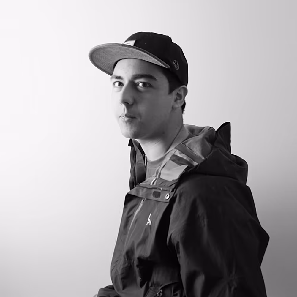 Retrato en blanco y negro de Diego Pérez, diseñador web de Castro, Chiloé