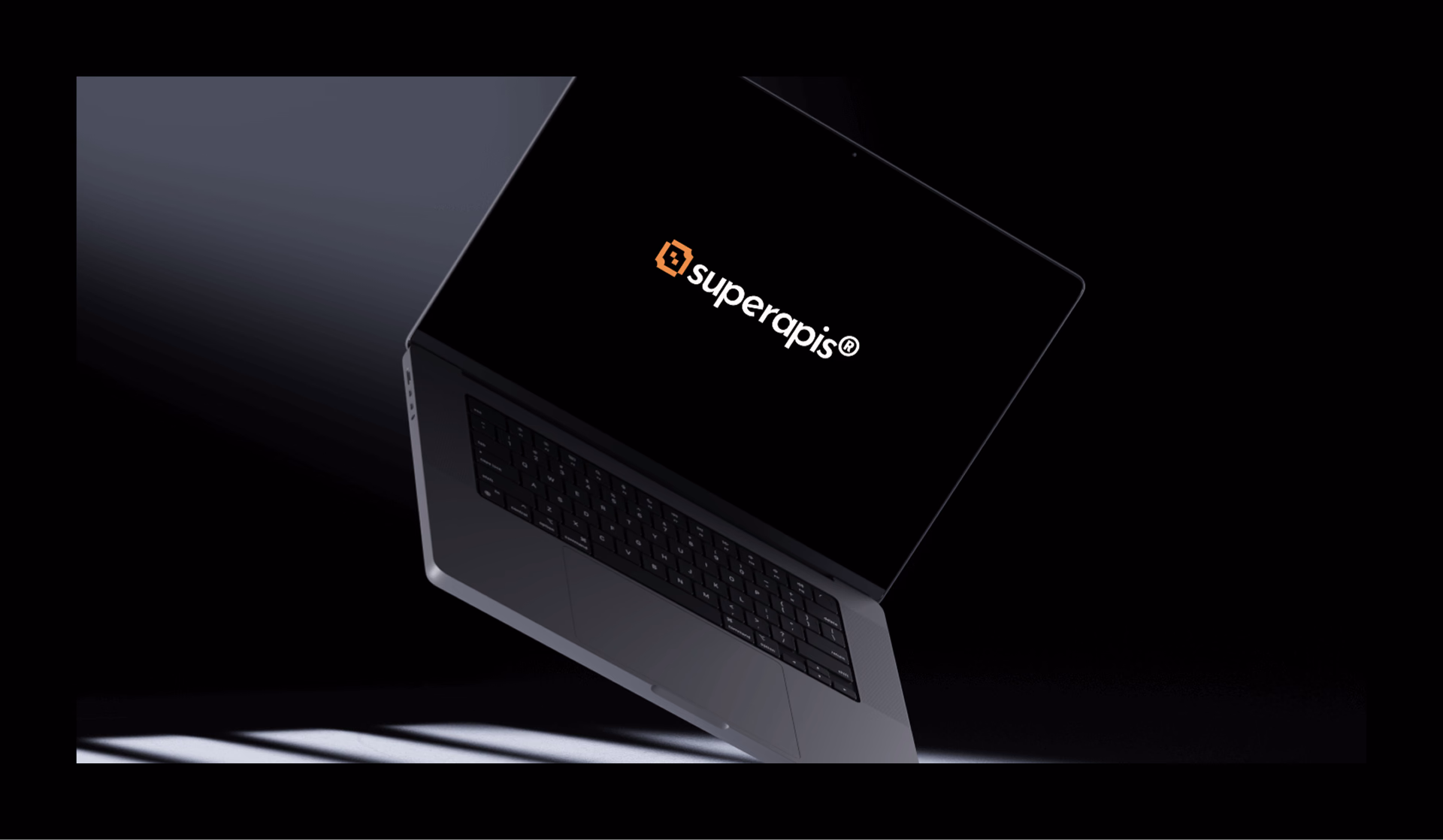 Mockup de laptop con la marca sobre fondo oscuro