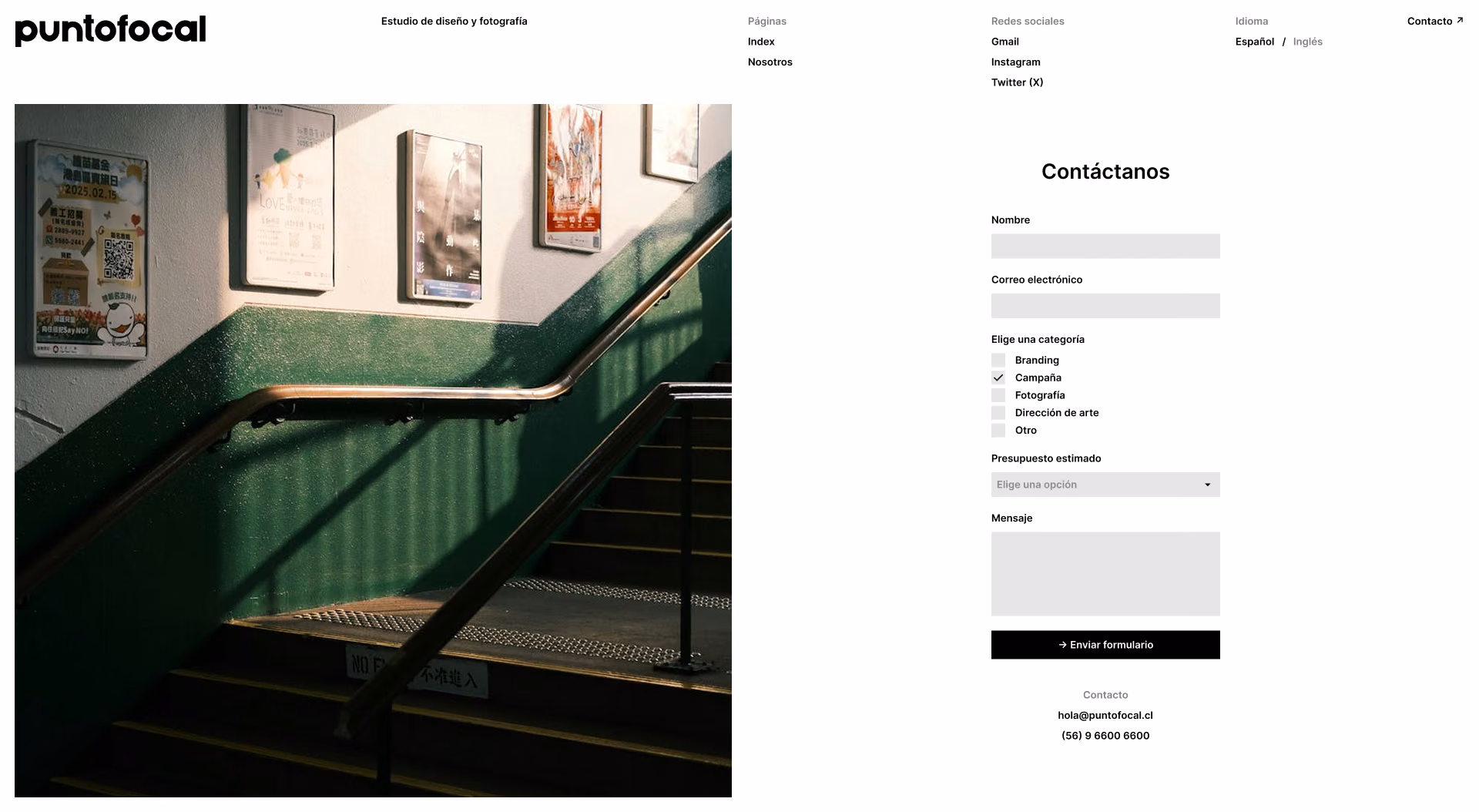Página de contacto con formulario por categoría y fotografía de una escalera