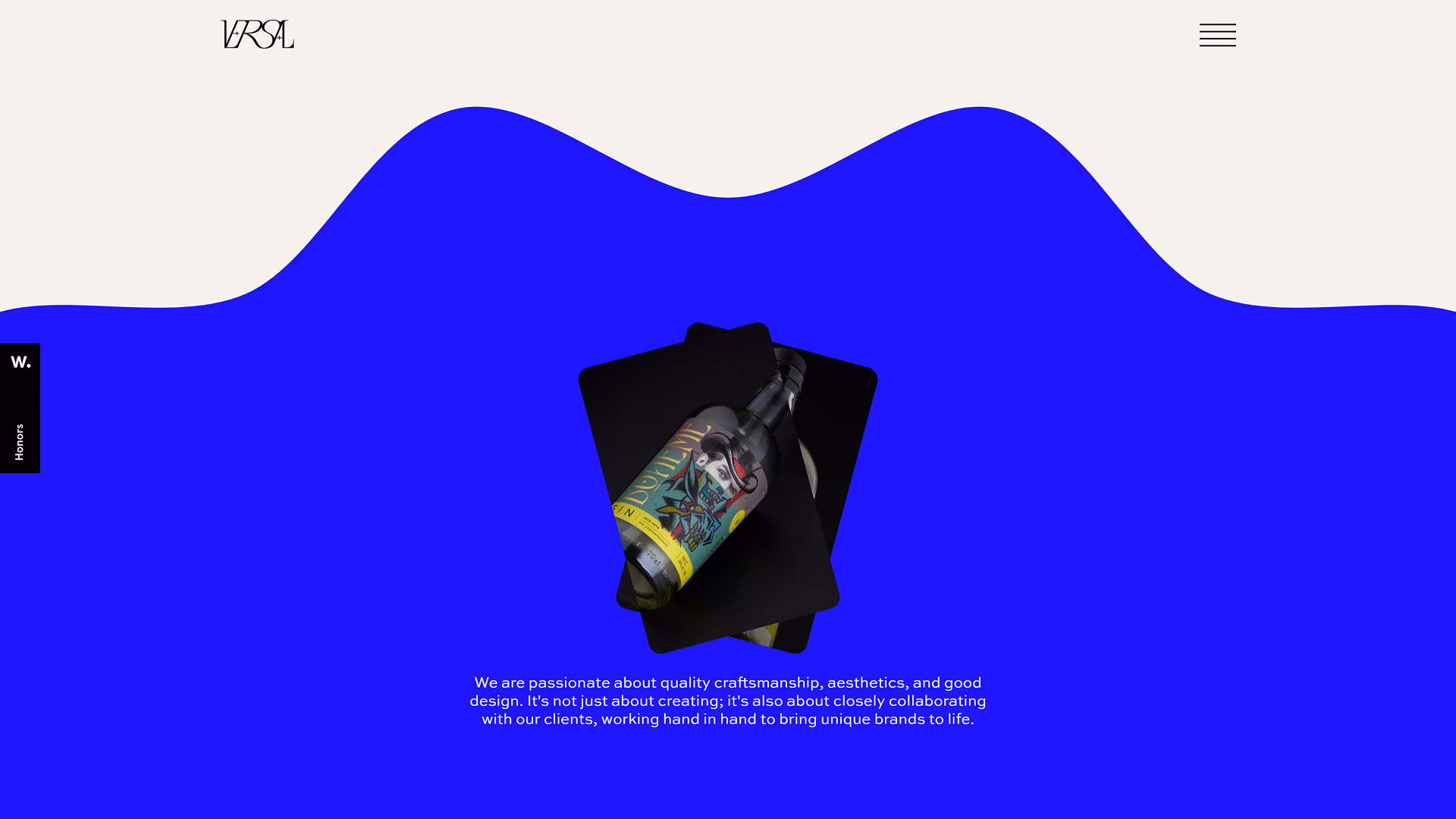 Sección con ola azul y packaging de una botella
